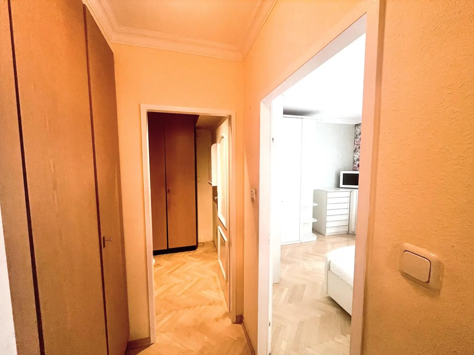 10 Vorzimmer - Schlafzimmer
