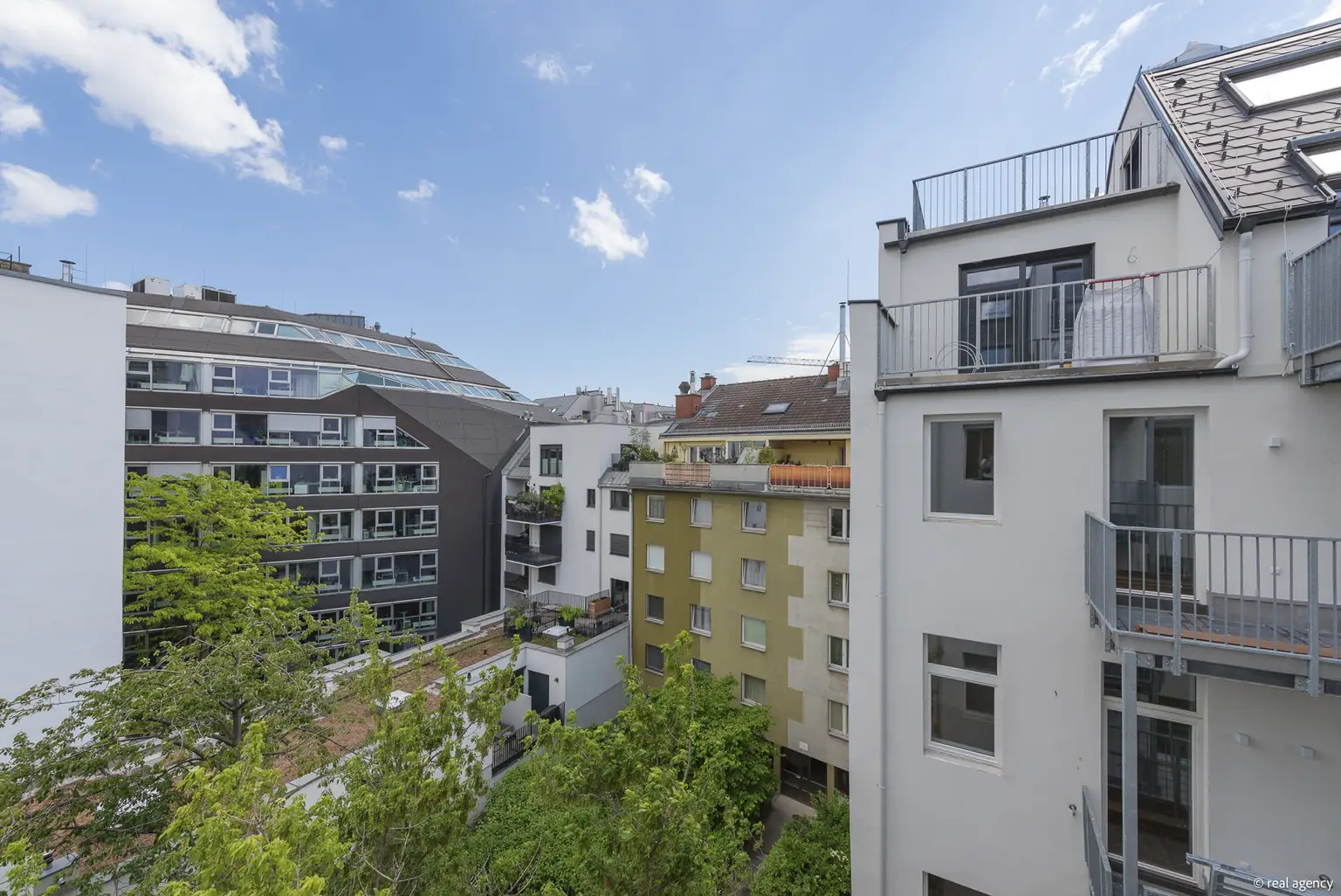 EIN WIENER ALTBAU, ZEITGEMÄSS GEDACHT