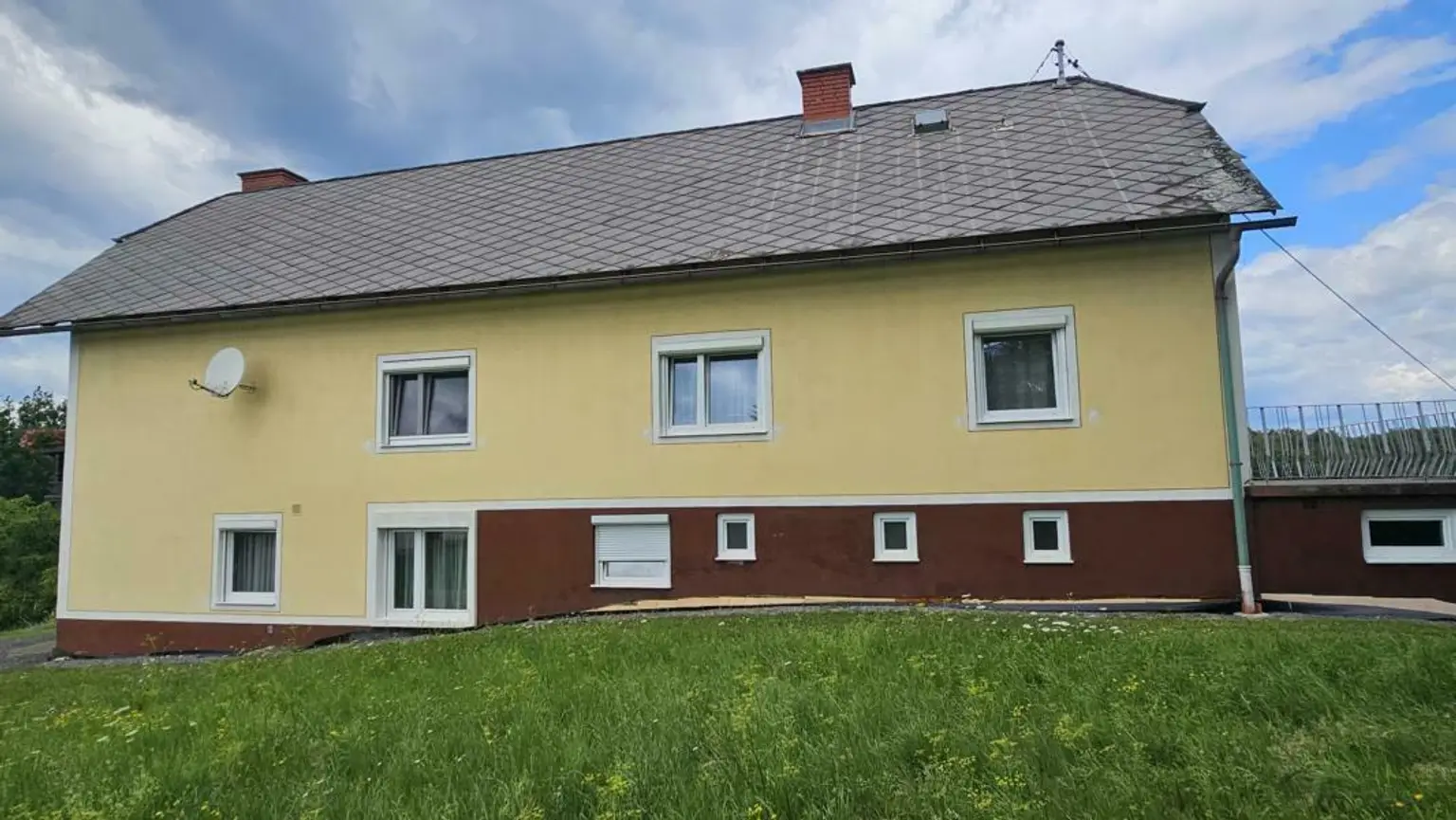** Geschmackvolles Zweifamilienwohnhaus - ca. 1,9ha LW-Fläche mit Wald ** unvergleichbarer Panoramablick auf Schloss Kapfenstein und das steirische Hügelland **