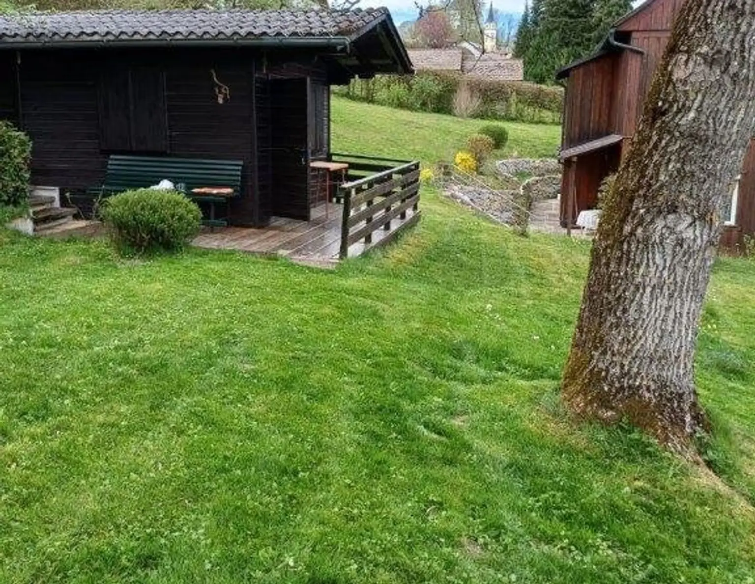 Baugrund ohne Bauzwang mit Gartenhaus zu kaufen