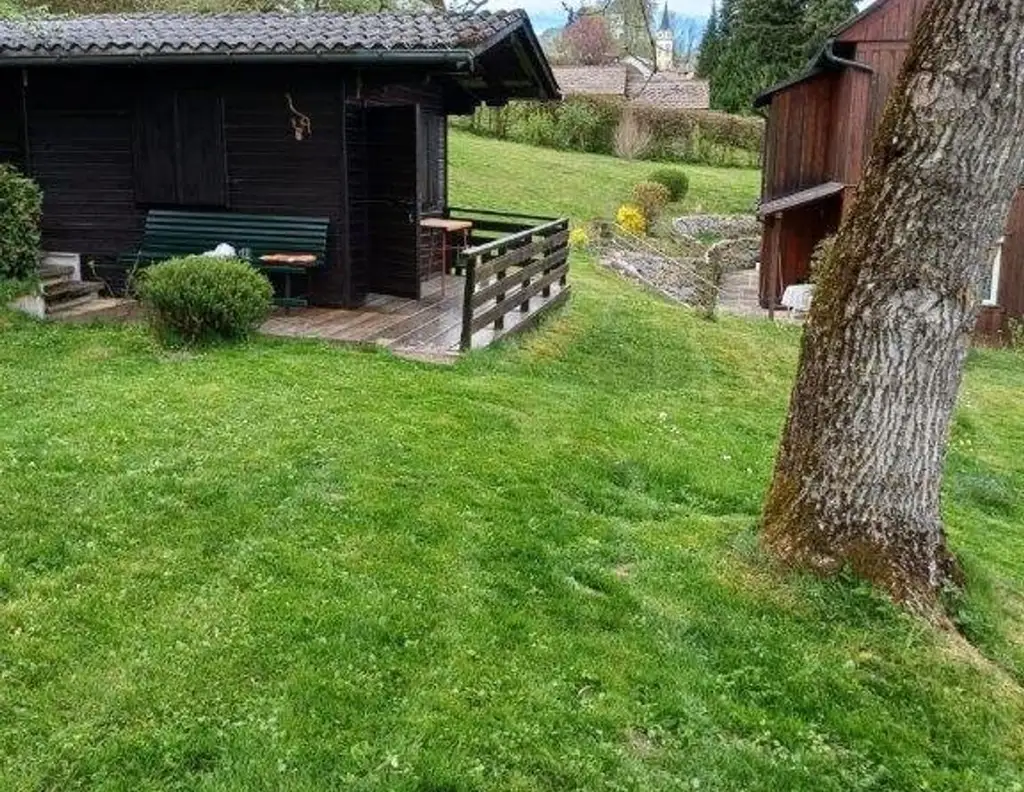 Baugrund ohne Bauzwang mit Gartenhaus zu kaufen