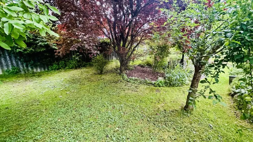 Zwei schöne Bungalows mit großem Garten