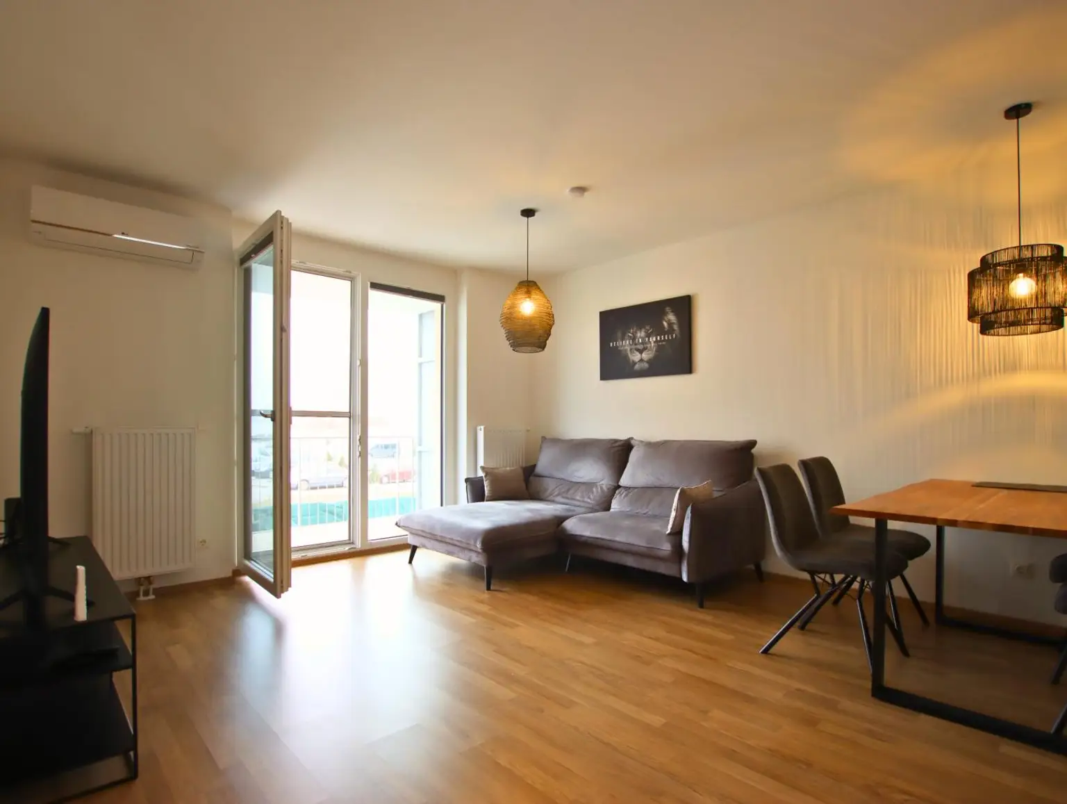 Wohnzimmer Blick Richtung Balkon