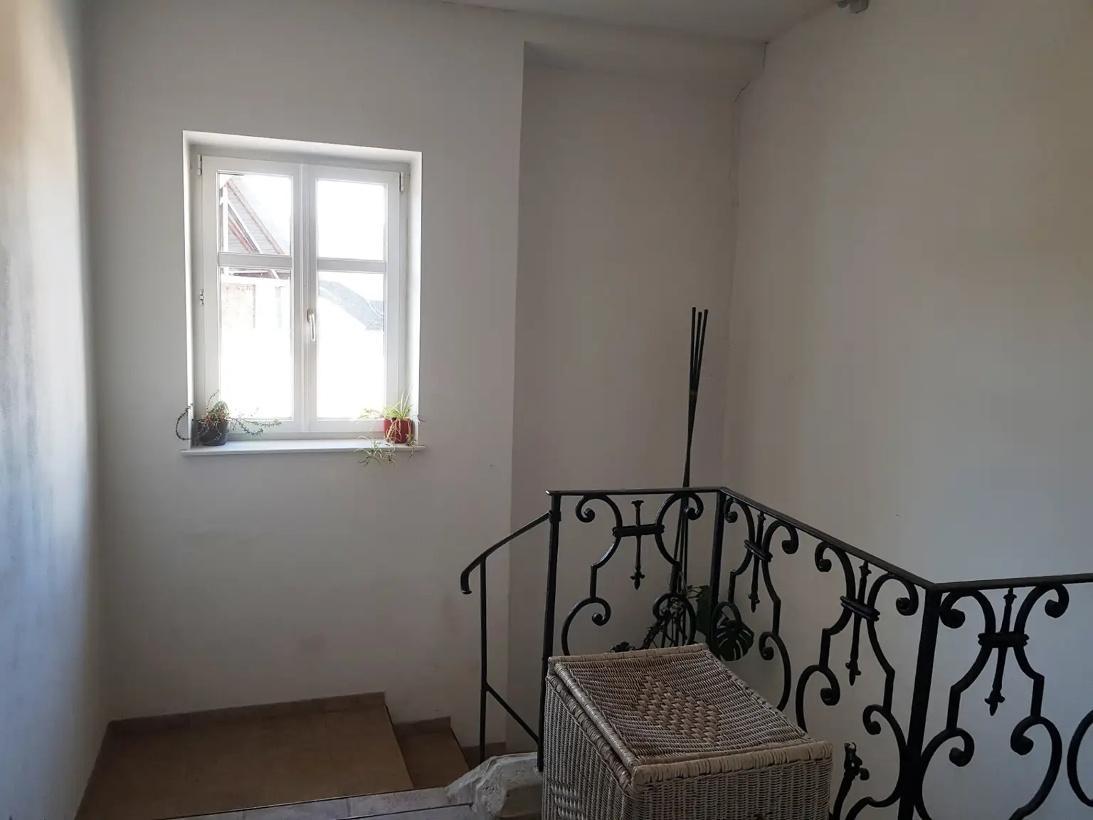 FREUNDLICHE ERDGESCHOSSWOHNUNG IM ZENTRUM VON GROßWEIKERSDORF MIT PARKPLATZ