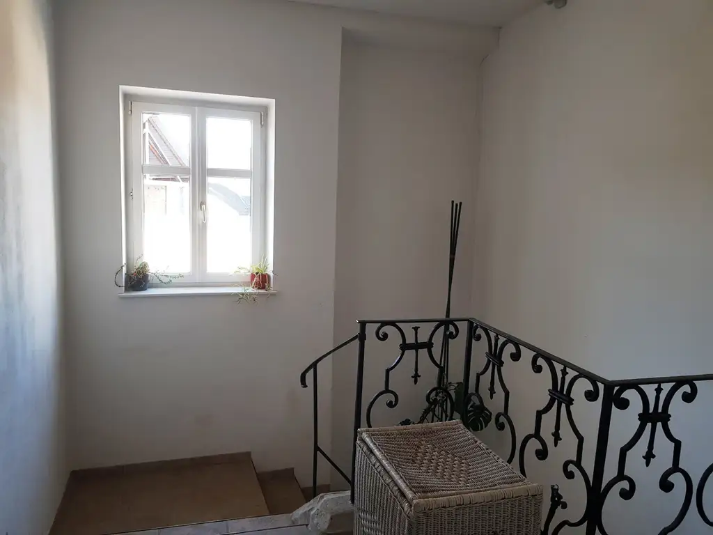 FREUNDLICHE ERDGESCHOSSWOHNUNG IM ZENTRUM VON GROßWEIKERSDORF MIT PARKPLATZ