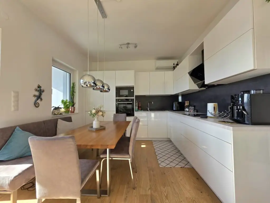 Neuwertige und sonnige Wohnung mit Carport! Vollmöbliert!