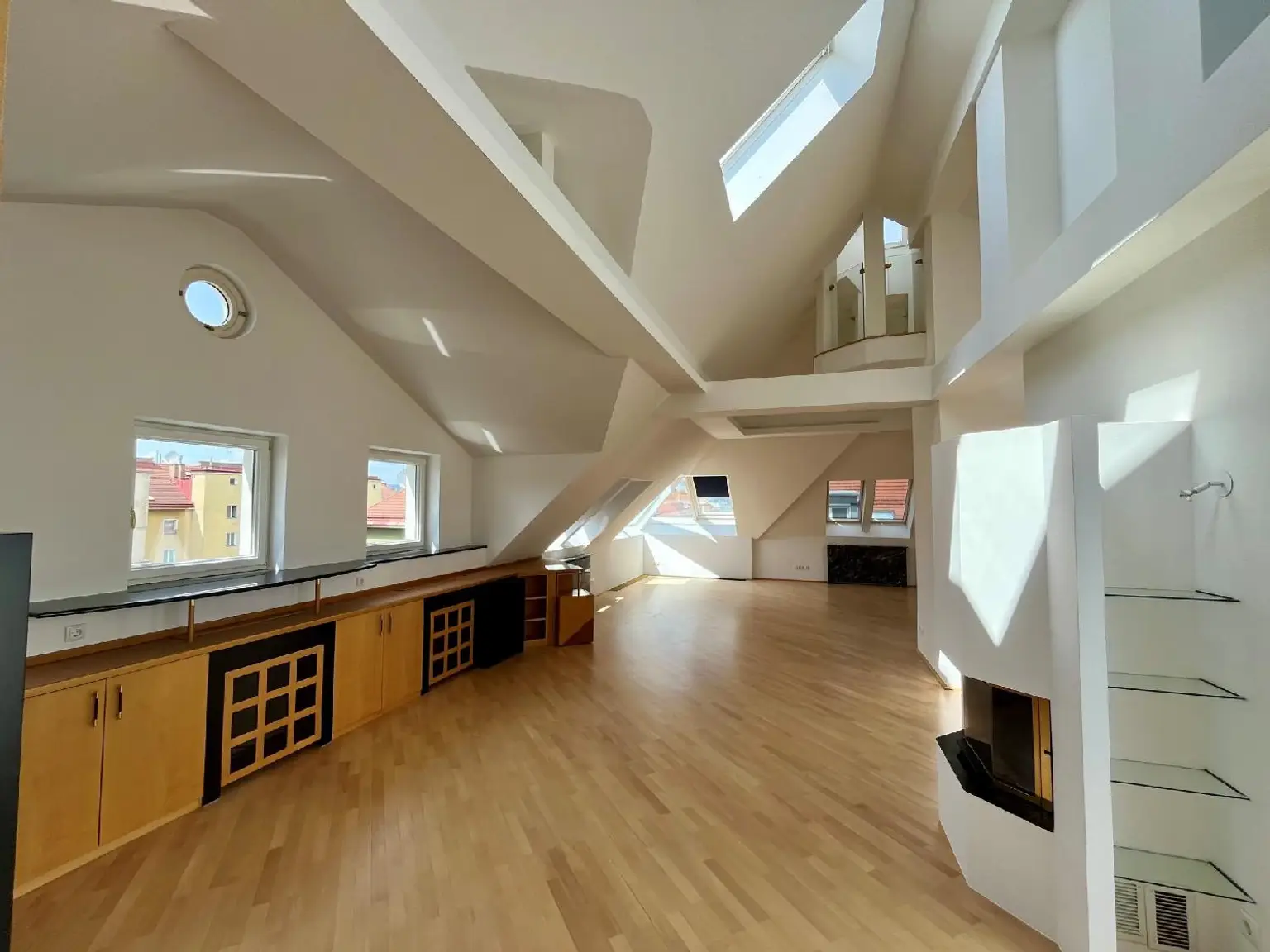 Extravagantes, kultiges 80 ties Retro Chic XXL Penthouse!
Miami Vice meets Raumschiff Enterprise