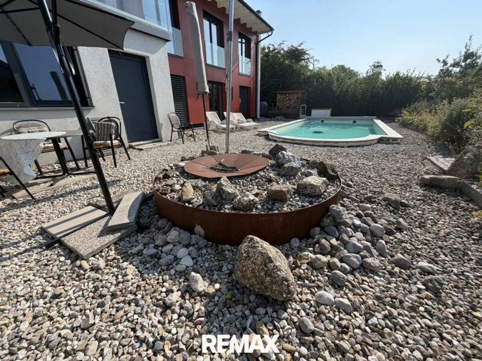 Feuerstelle und Pool