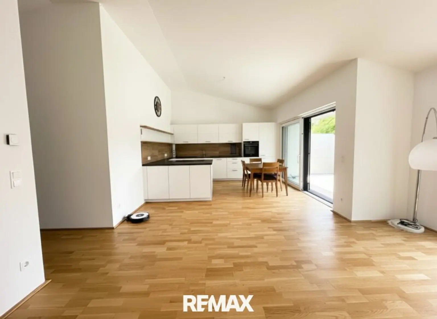 offenes Wohnzimmer mit Küche