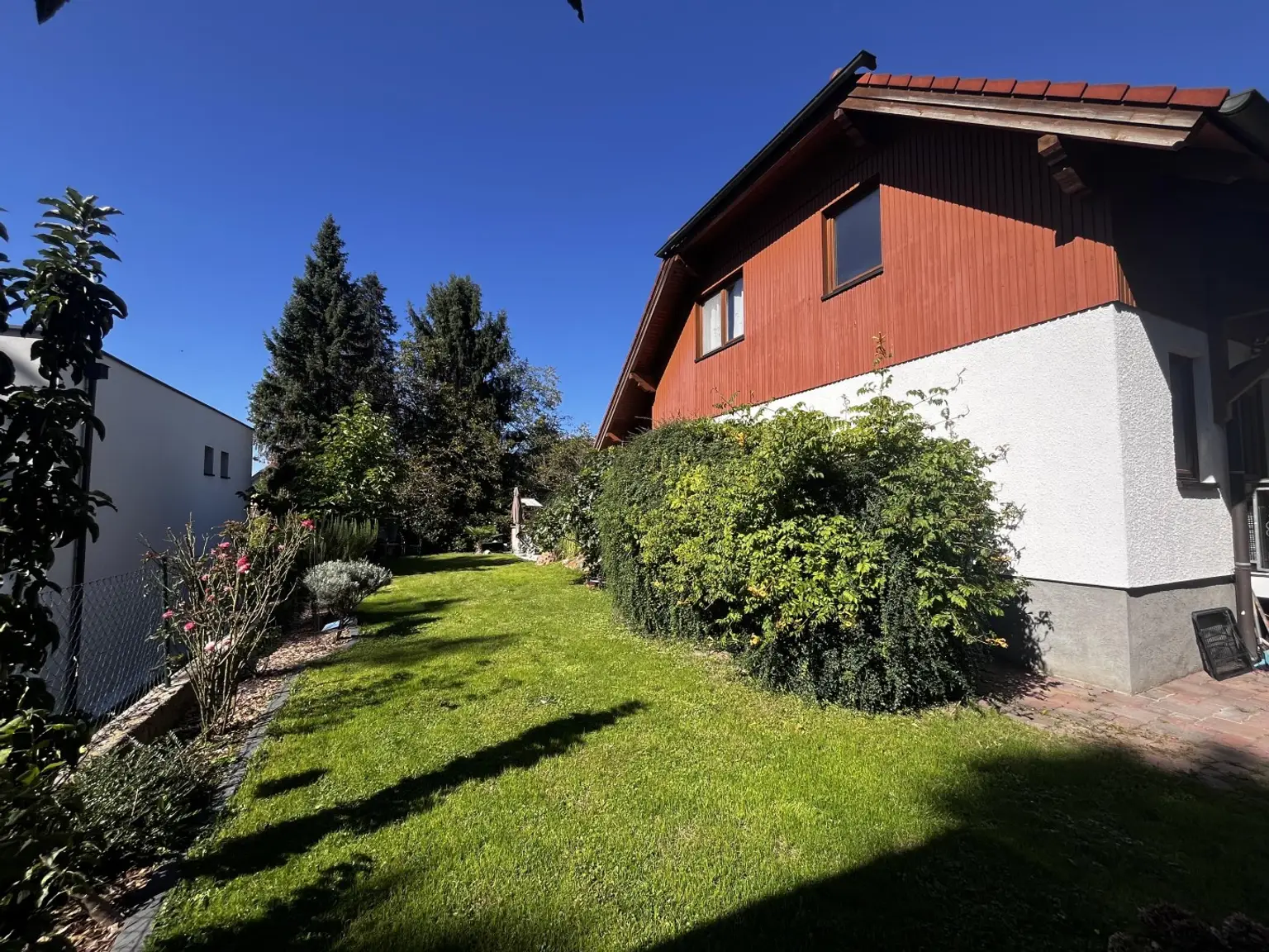 "Solides Haus mit Garten und Pool"