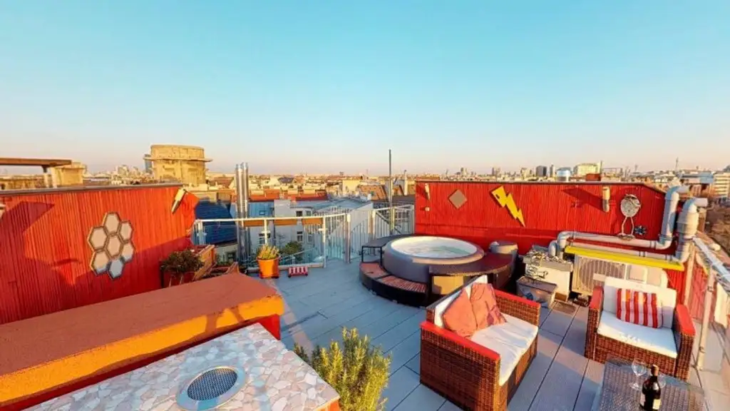 Auserlesene, klimatisierte Stadtwohnung mit Balkon und Dachterrasse mit fantastischem 360° Panorama-Blick über Wien