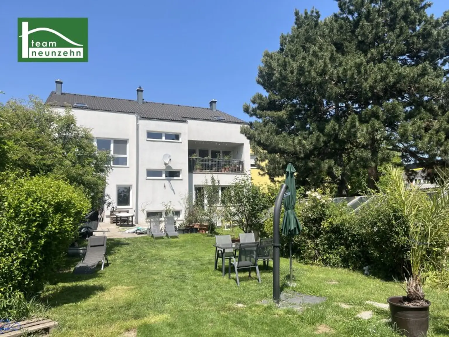 Neubau BJ 2009,  Mehrfamilienhaus mit 2 bis 4 Wohnungen (über je 90m² ), einem Büro im EG mit 3,20 Raumhöhe, voll unterkellert mit FB-Heizung und RH von 2,85 Meter. Aufstockung & Zubau möglich!