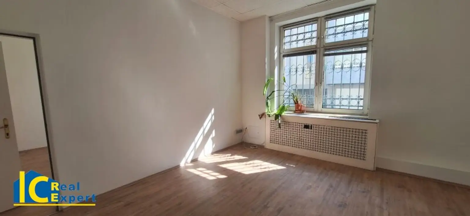 freundlich und vergitterte Fenster