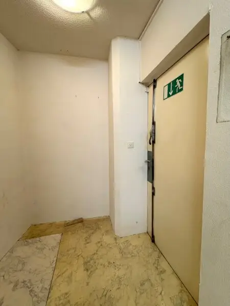 BEZAUBERNDES GESCHÄFTSLOKAL MIT VIELEN AUSLAGENFLÄCHEN - KEINE ABLÖSE!