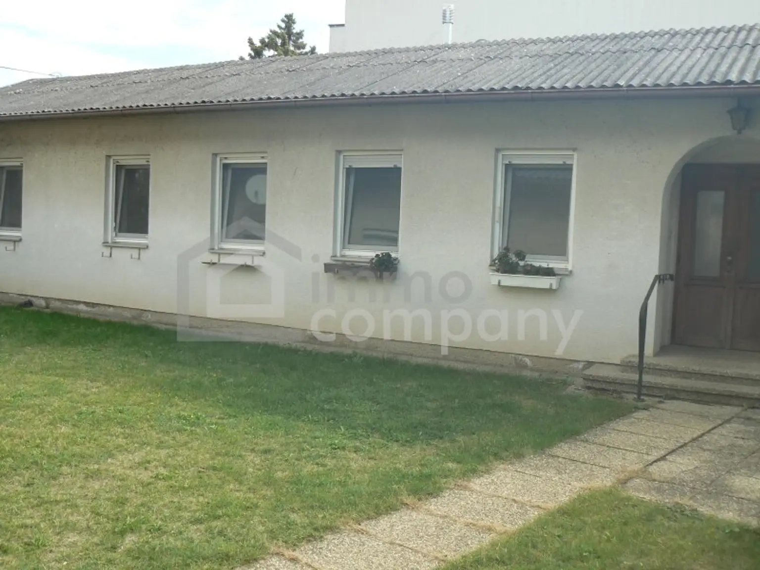 Neusiedl am See - Traumlage - geräumiges Einfamilienhaus mit traumhaftem Innenhof