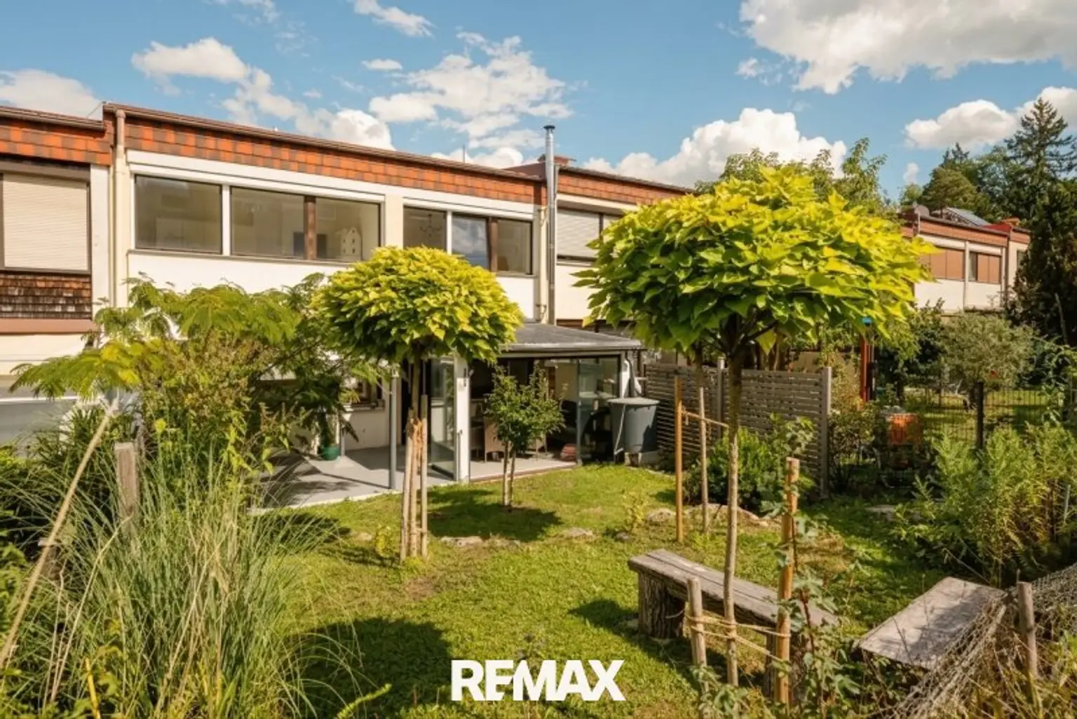 Außenansicht mit Garten