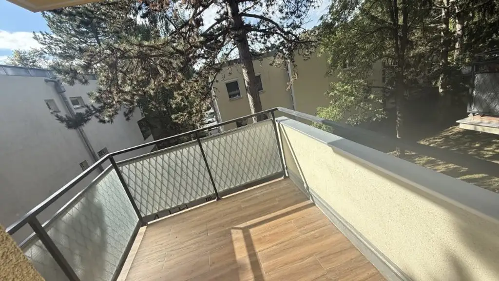 Baumeistergasse: Zwei Zimmer (zenral begehbar) mit separater Küche und Balkon!