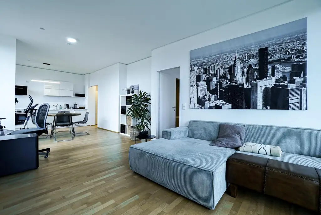2 Zimmer + Balkon im TRIIIPLE! VIDEOBESICHTIGUNG!