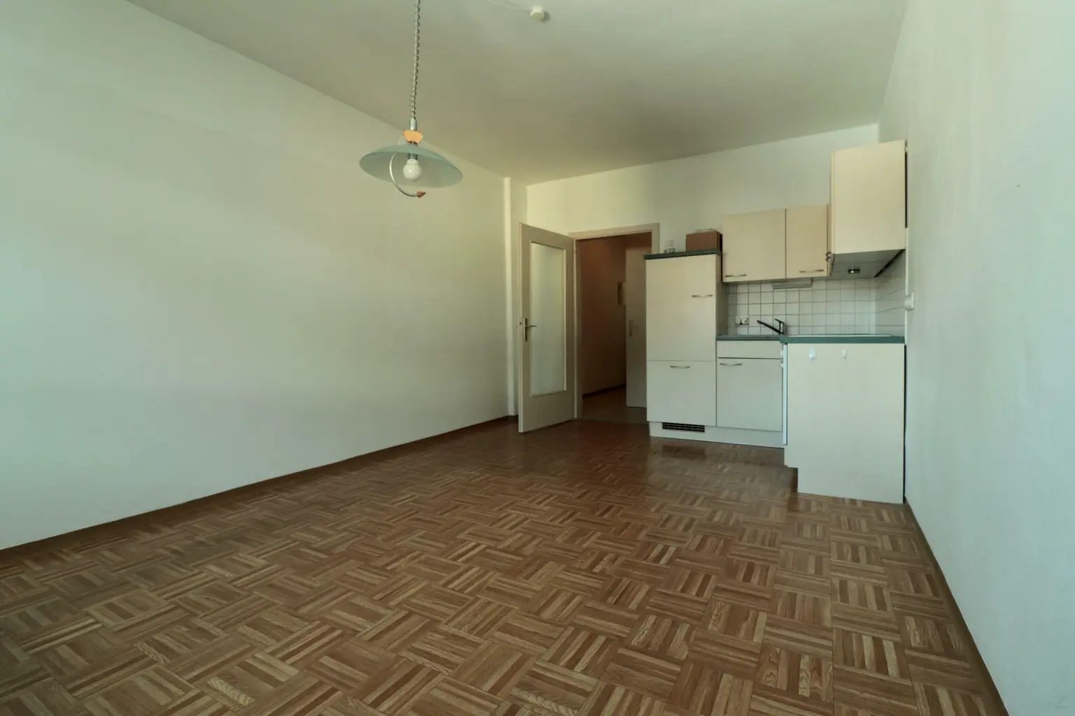 1 Zimmer mit möblierter Küche und Möbeln in Übelbach