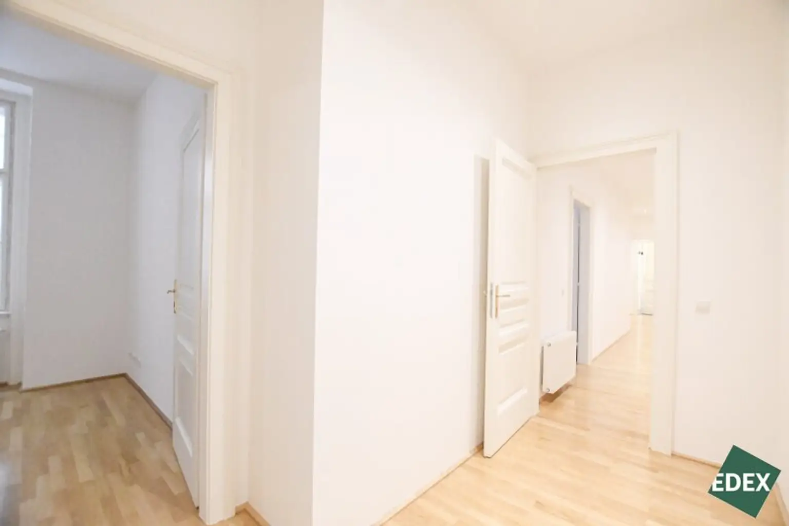 Modernes Altbau-Büro mit Parkblick