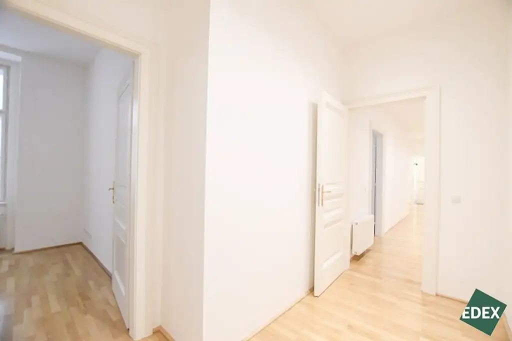 Modernes Altbau-Büro mit Parkblick