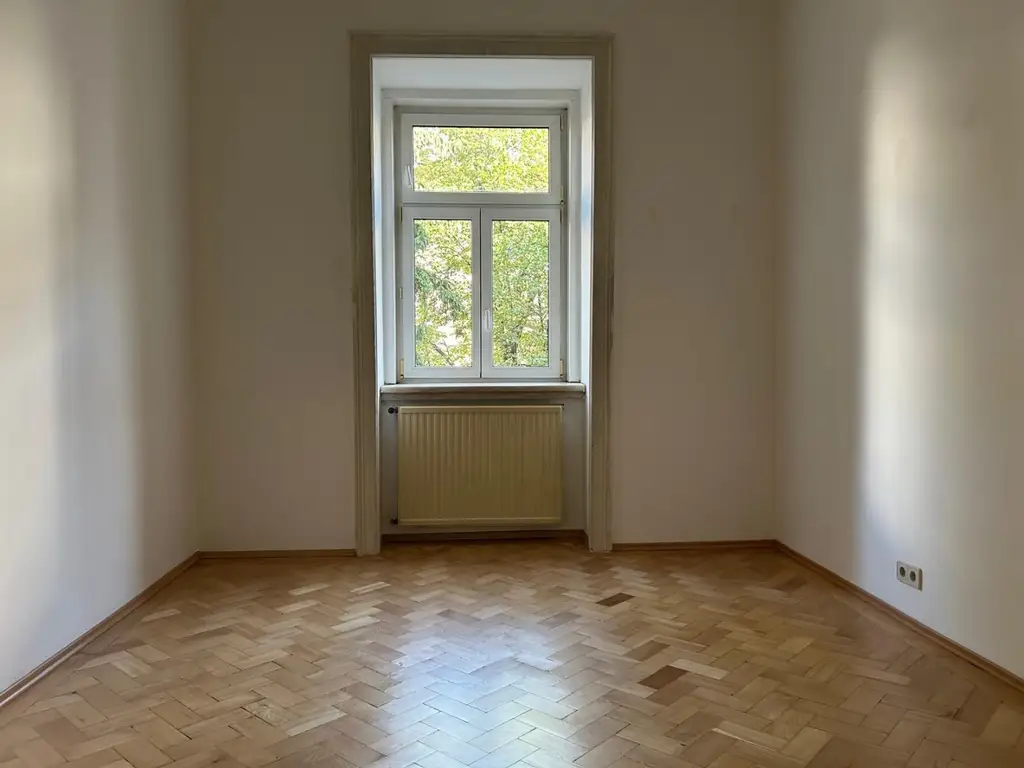 DREI ZIMMER -  ALTBAUWOHNUNG NÄHE STADTHALLE!    WG-HIT!
