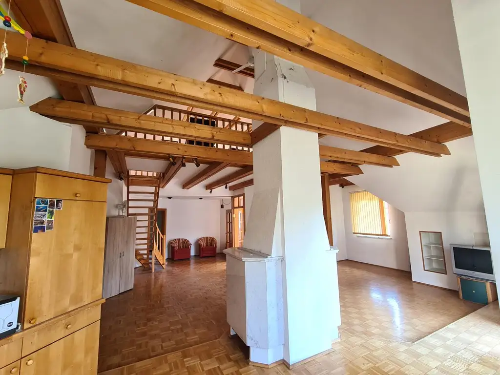 Galeriewohnung auf zwei Ebenen - eigene Garage - Balkon in den Innenhof - sehr gute Infrastruktur