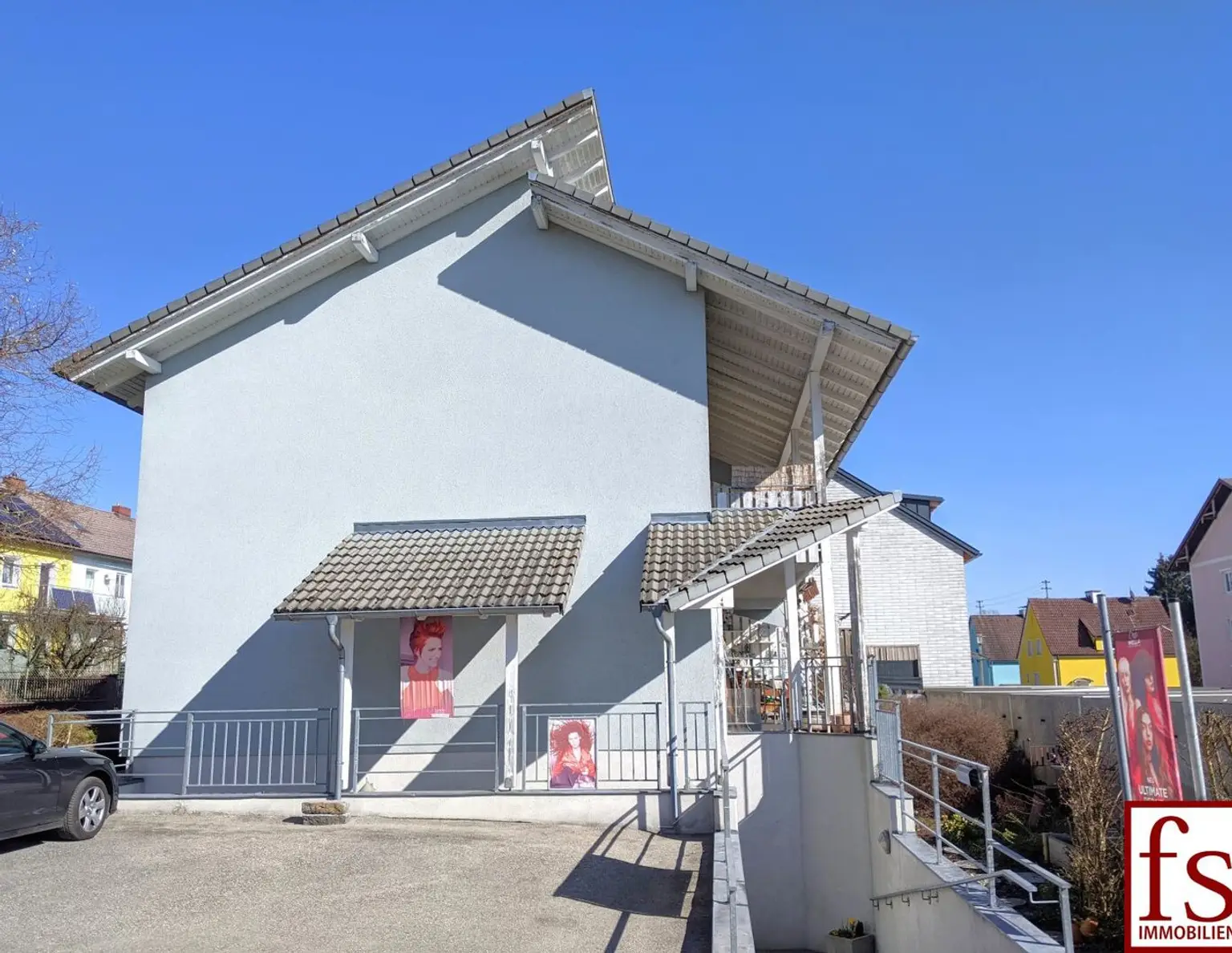 ERTRAGSOBJEKT 4 Wohnungen + Geschäftsfläche + 11 Garagen