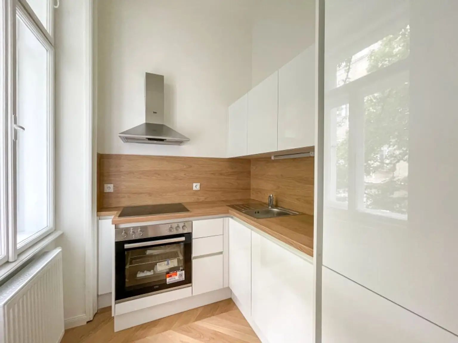 GENERALSANIERTE ALTBAUWOHNUNG: komplett hofseitige 2-Zimmerwohnung