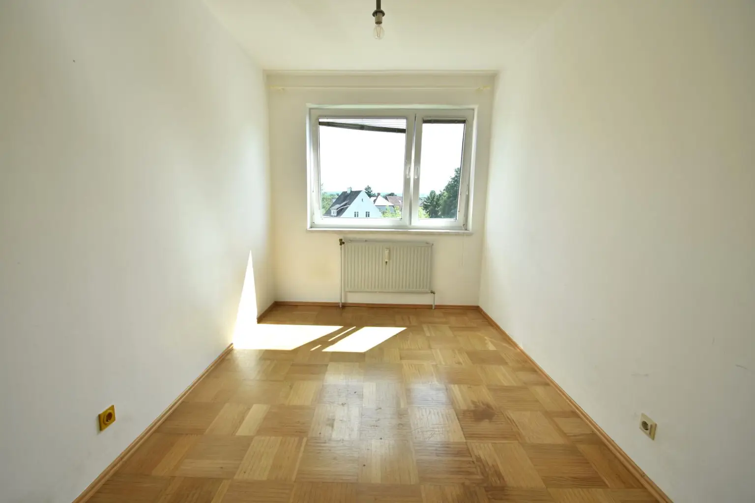 Geräumige 4 Zimmer Wohnung mit Loggia und Garagenstellplatz!
