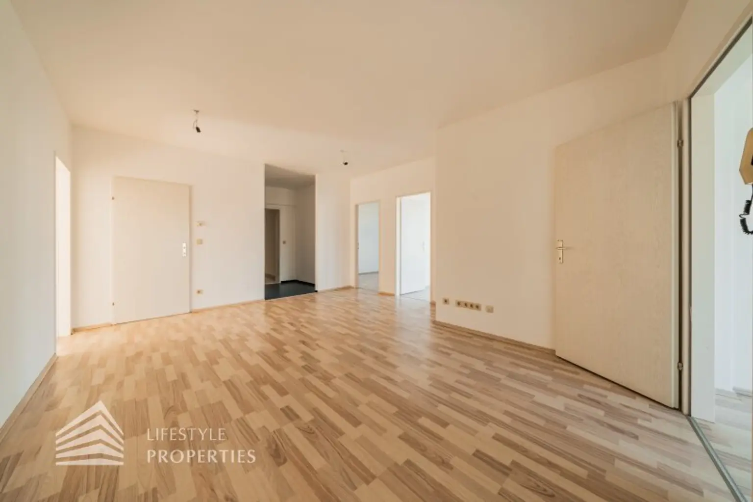 Lichtdurchflutetes 5-Zimmer Büro in Wiener Neustadt