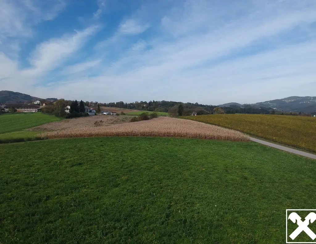 Landwirtschaftlicher Nutzgrund direkt an Aichbergstraße