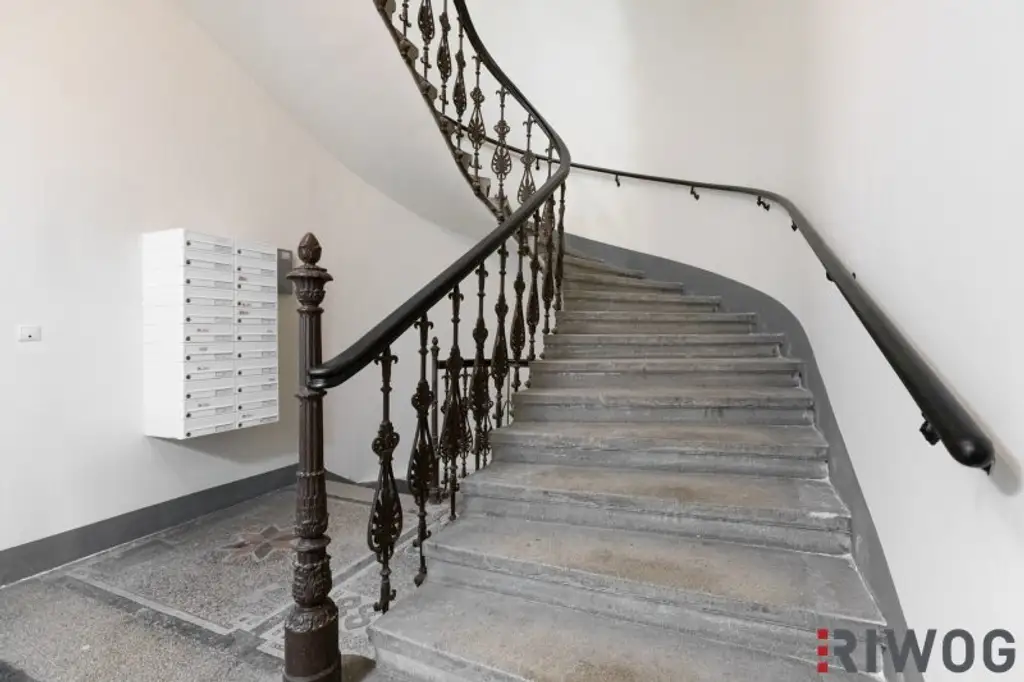 INVESTMENT IN DER ZIEGLERGASSE | Unbefristet vermietete Altbauwohnung | Nähe Mariahilfer Straße, Neubaugasse, U3/U6 | Garagenstellplätze im Haus