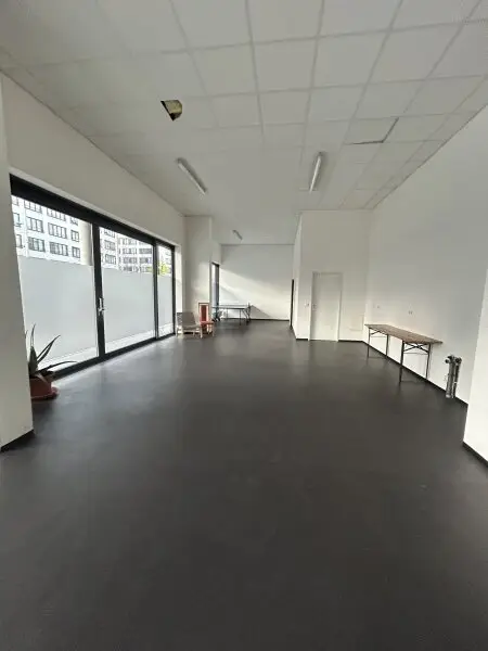 Bright 3-Room Apartment with Southeast-Facing Loggia in Prime Location – Near U1 Kagran & Donauzentrum