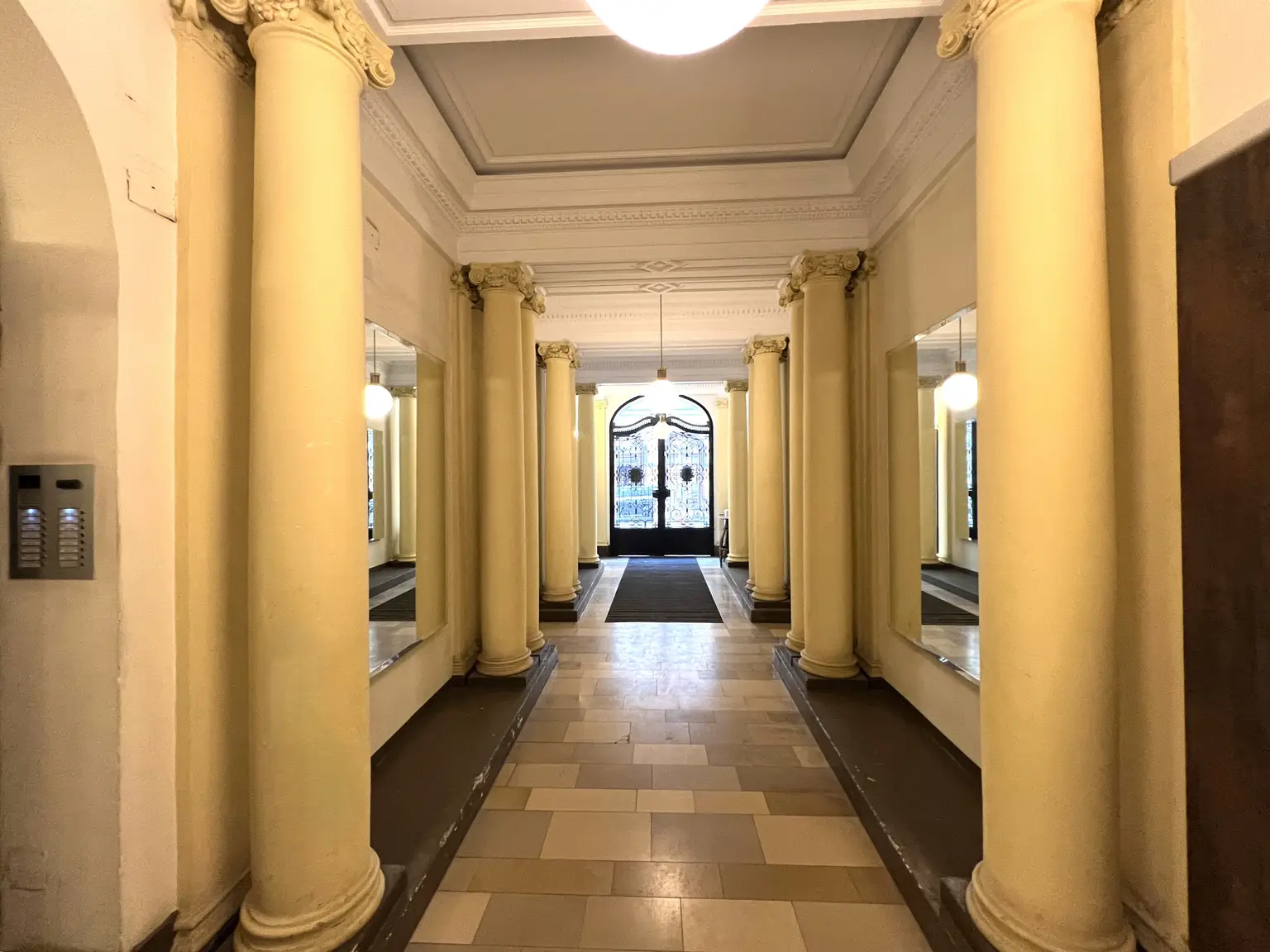 UNBEFRISTET: Generalsanierte 5-Zimmer-Altbauwohnung mit kleinem Balkon in der Innenstadt