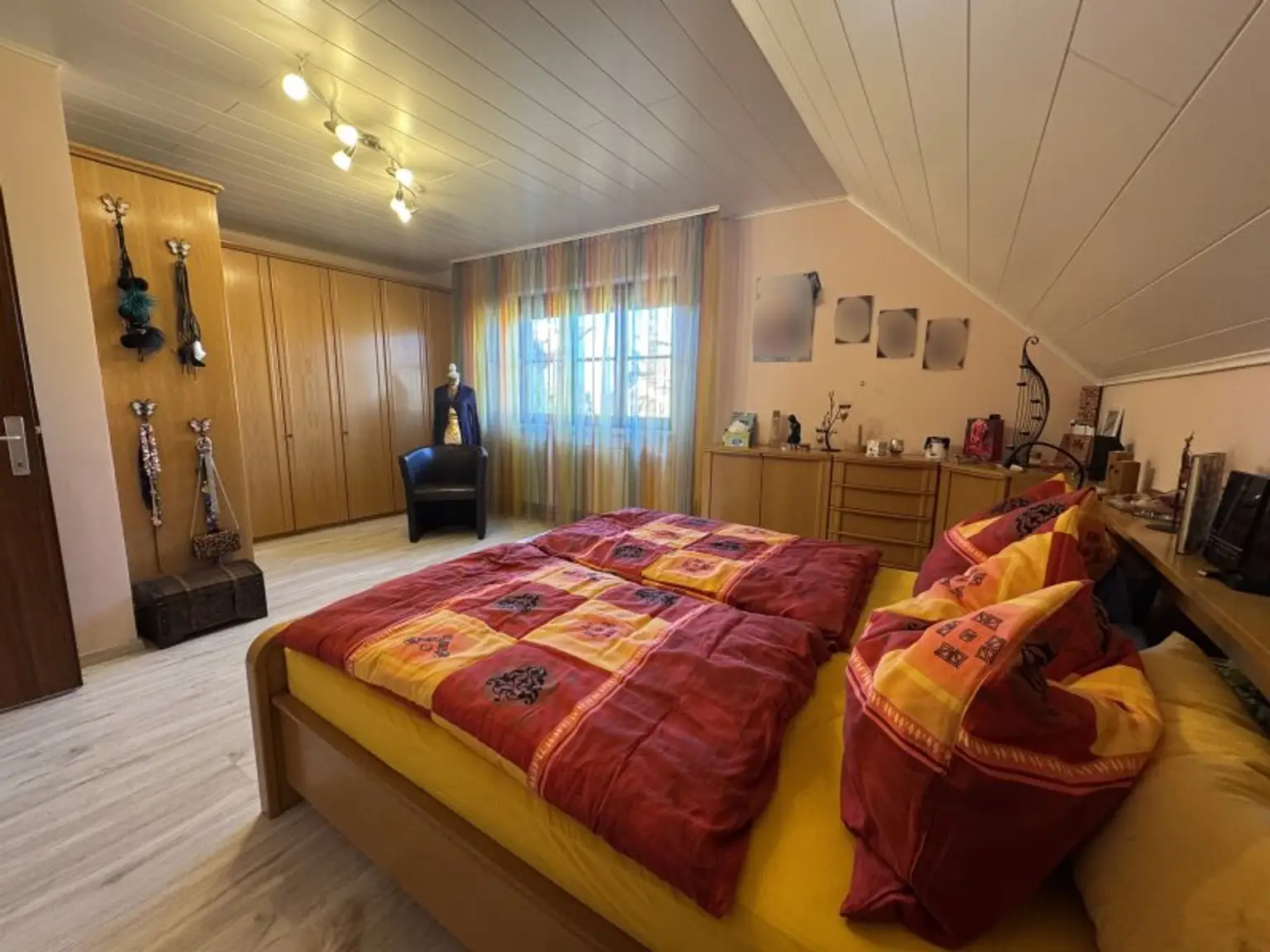 Geräumiges Reihenhaus mit vielseitig nutzbaren Praxisräumen im Untergeschoss