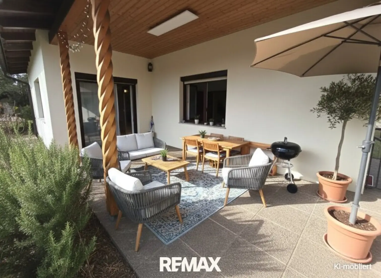 Südseitige Terrasse, KI-möbliert