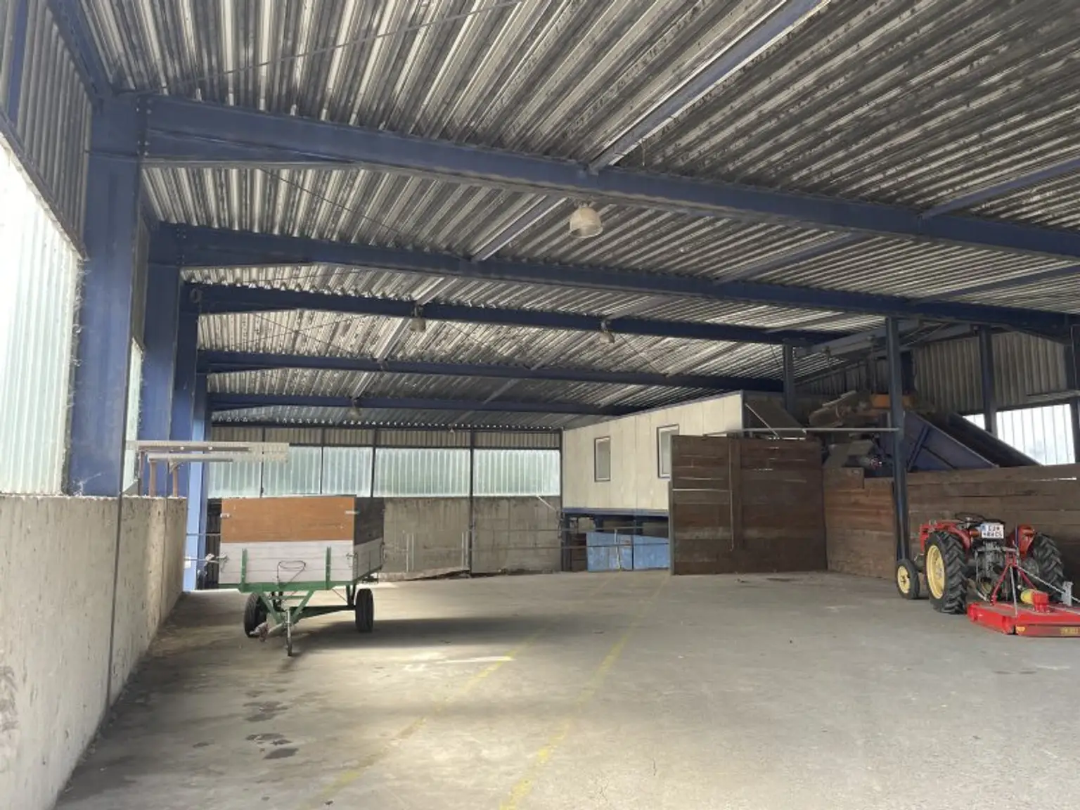 800 m² HALLEN FÜR LAGER/WERKSTATT UND 1.100 m² AUSSENFLÄCHEN NÄHE SIEGENDORF/EISENSTADT!