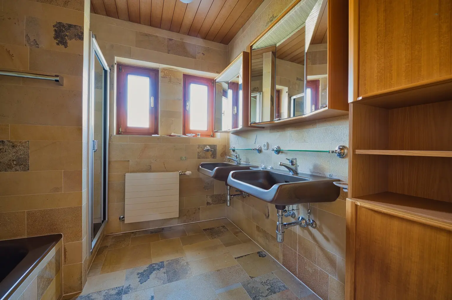 Exklusivität und Privatsphäre pur auf 2.610 m2 Grundfläche! Von der Terrasse in den Schwimmteich.