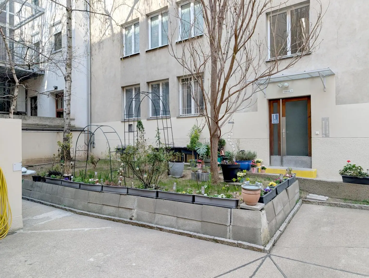 tlw. begrünter Innenhof