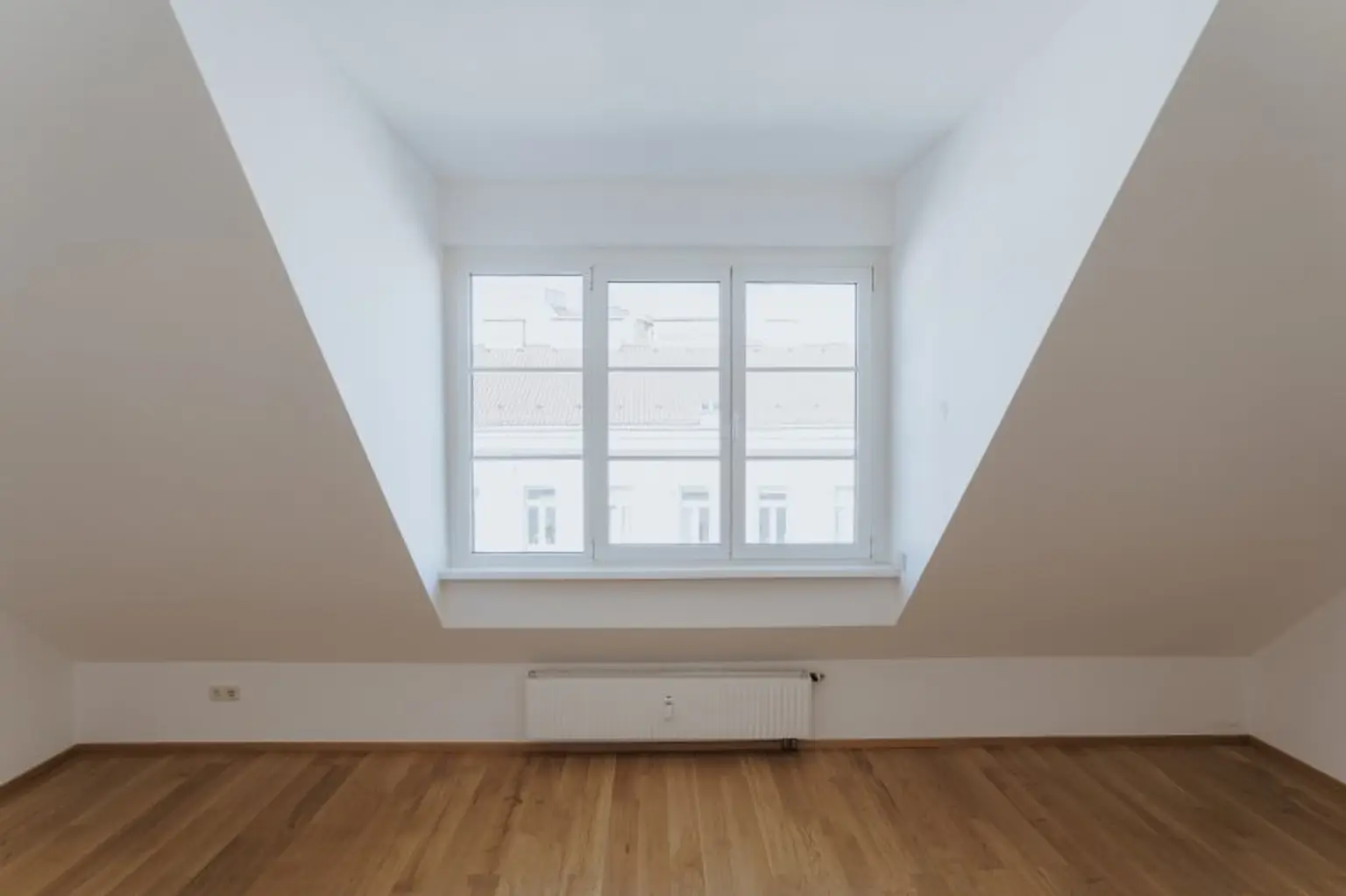 Schöne klimatisierte 3 Zimmer Maisonettewohnung im Dachgeschoß