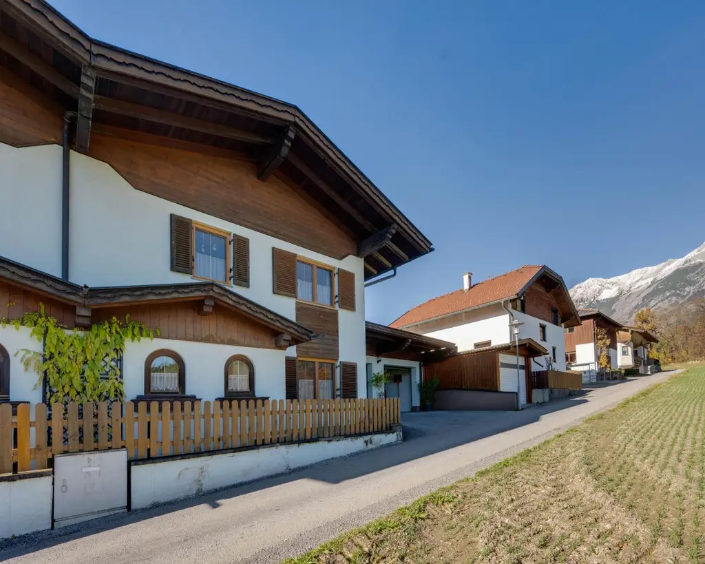 Attraktive Doppelhaushälfte mit sonnigem Wintergarten in ruhiger Lage