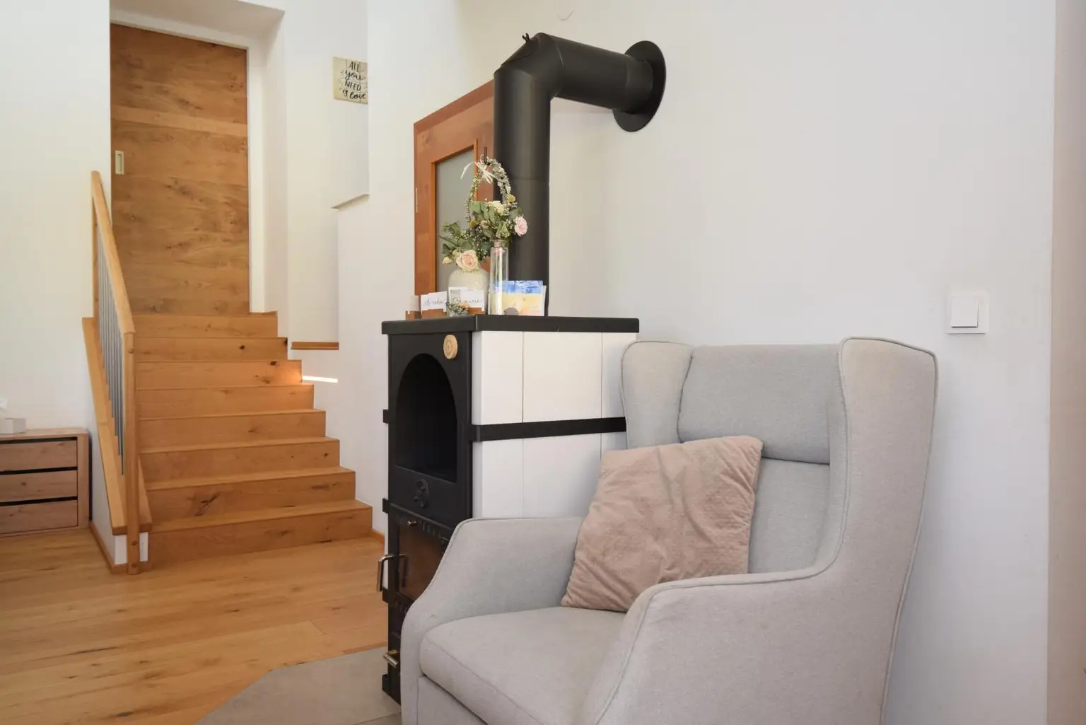 Einzelofen mit gemütlichem Sitzplatz