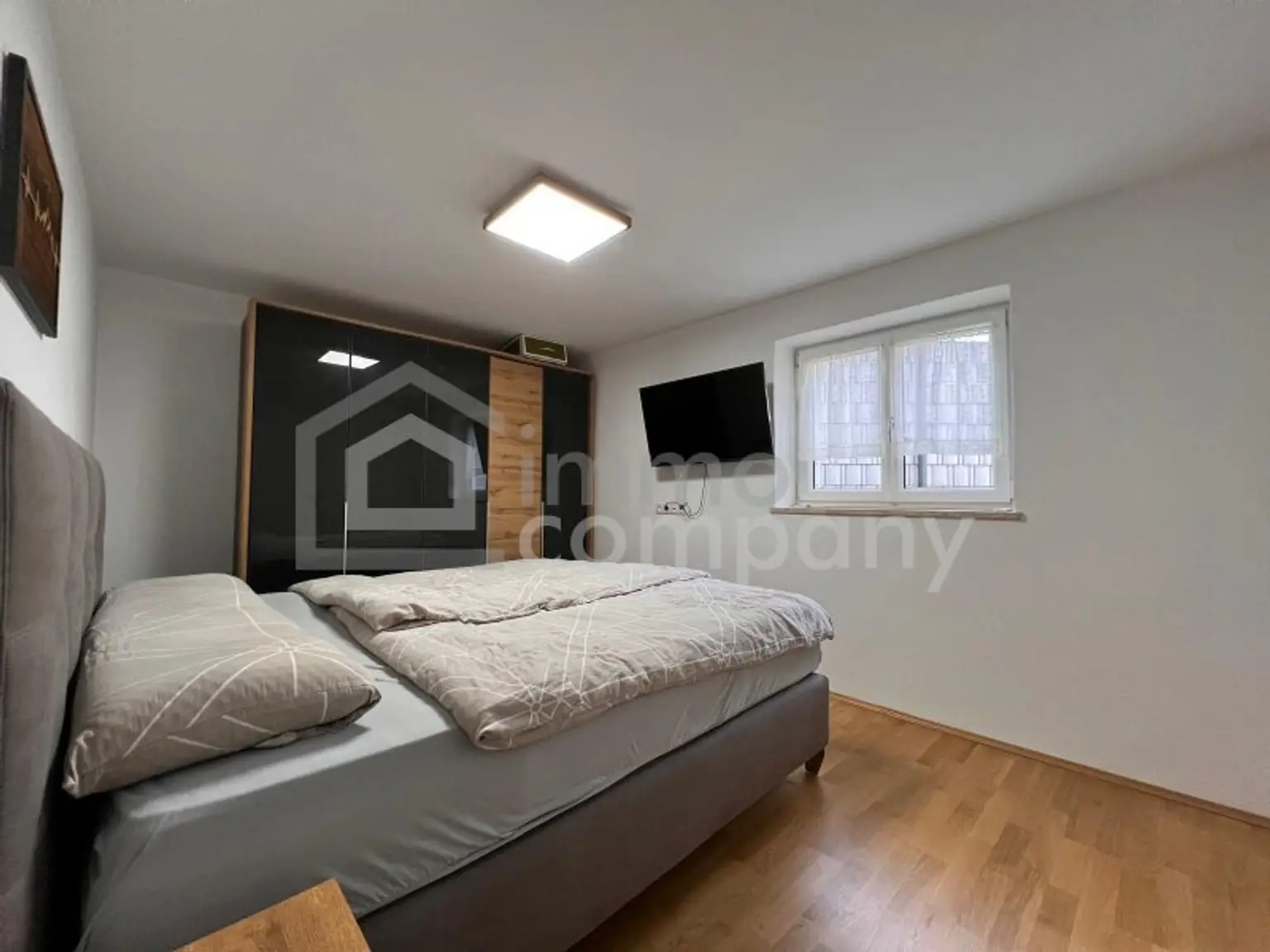 AXAMS : NEUWERTIGE, SEHR RUHIG GELEGENE 3-ZIMMER GARTENWOHNUNG