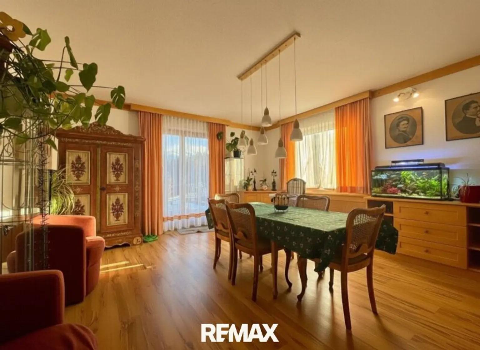 Esszimmer mit Zugang zur Terrasse, 1. Stock, KI-bearbeitet