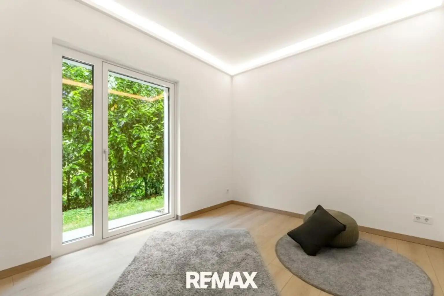 Beeindruckende Designer-Villa mit Pool und Poolhaus zum Soforteinzug!