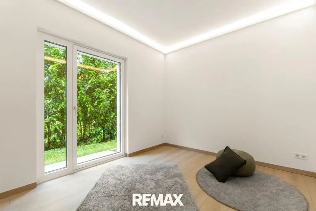 Beeindruckende Designer-Villa mit Pool und Poolhaus zum Soforteinzug!