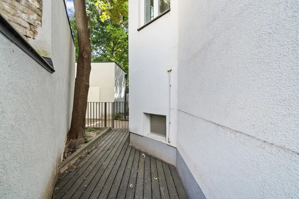 Hochwertig sanierte Altbauwohnung mit Freifläche
