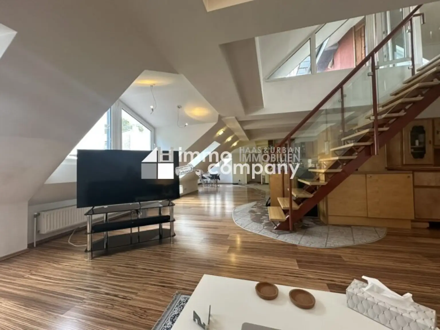 Dachgeschosswohnung in 1040 Wien – modern, geräumig, mit Balkon!