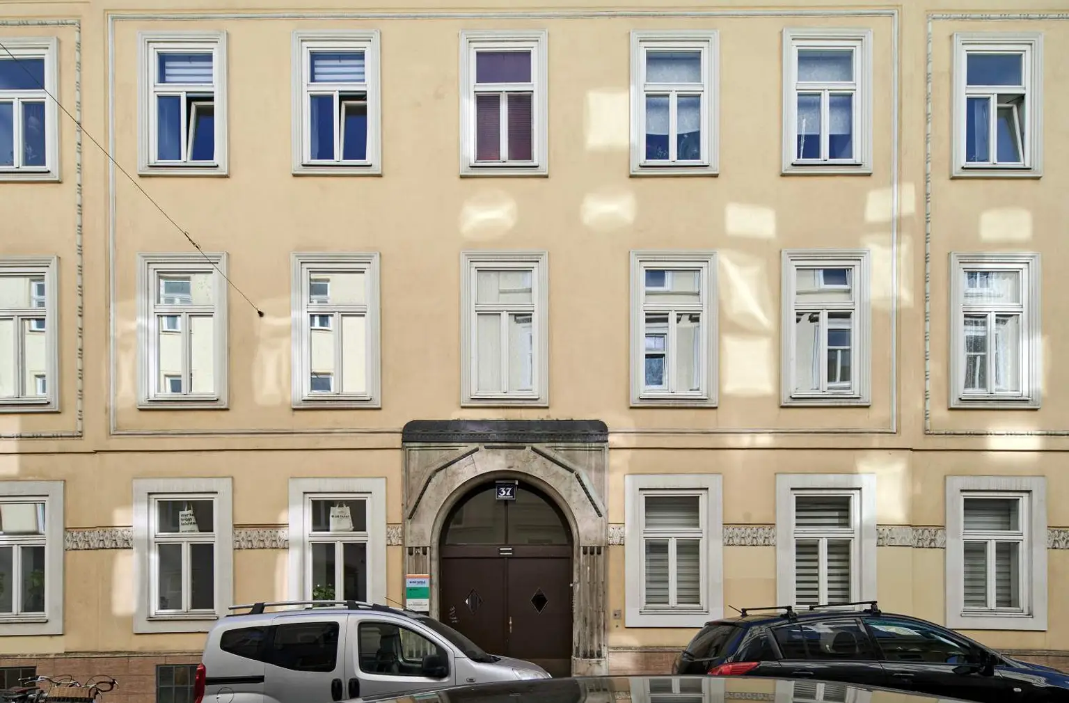 Klassisches Wiener Zinshaus mit ausgebautem Dachgeschoß in der Millergasse